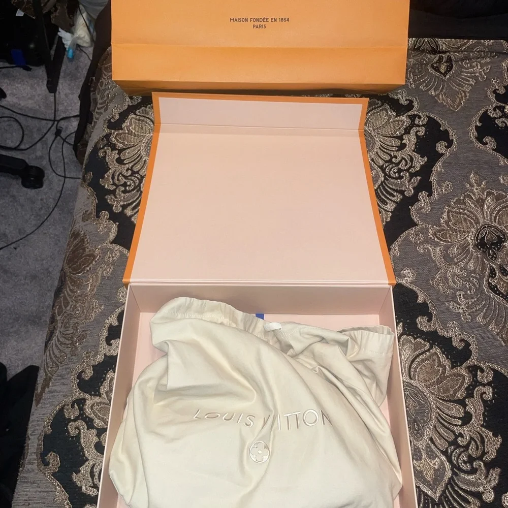 Gray Leather, Black Strap, Louis Vuitton Bumbag NEVER WORN from Louis Vuitton - Picture 8 of 10